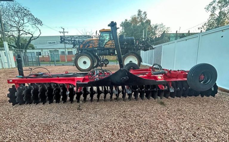 Grade Niveladora Tatu Marchesan 64 discos