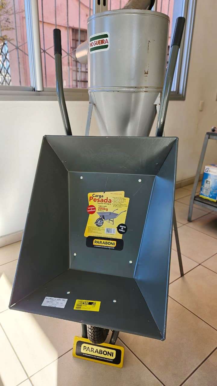 Carrinho de mão reforçado