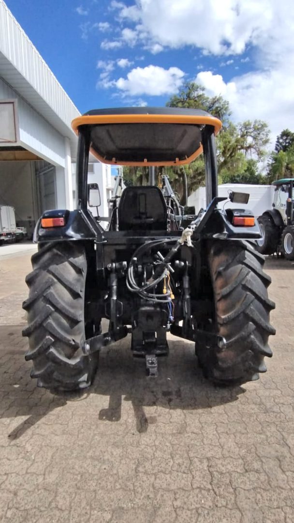 
								Valtra 800 4×4 ano 1999 com plaina BAND 550 full									