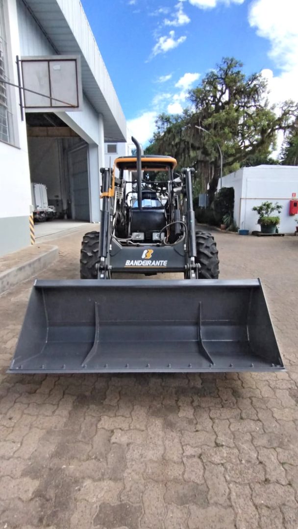 
								Valtra 800 4×4 ano 1999 com plaina BAND 550 full									